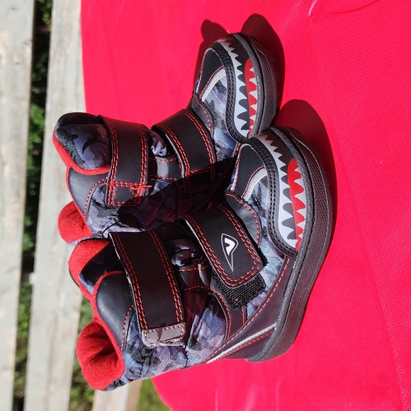 Boys Winter Snow Boots Black and Red Shark Design Size 6 - Picture 2 of 9